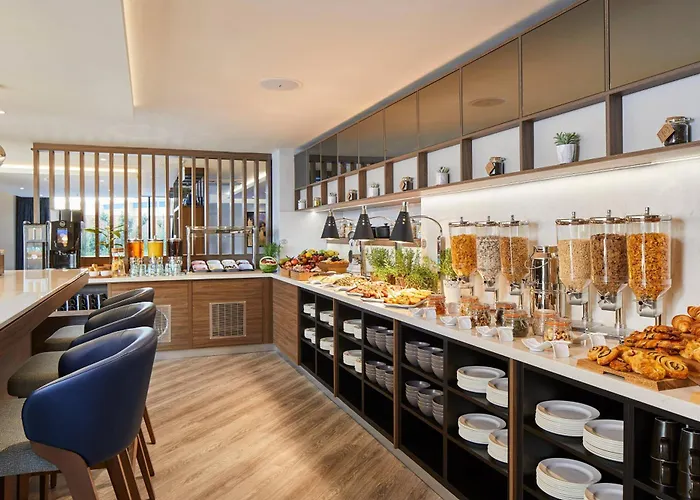 Courtyard By Marriott London Heathrow Airport