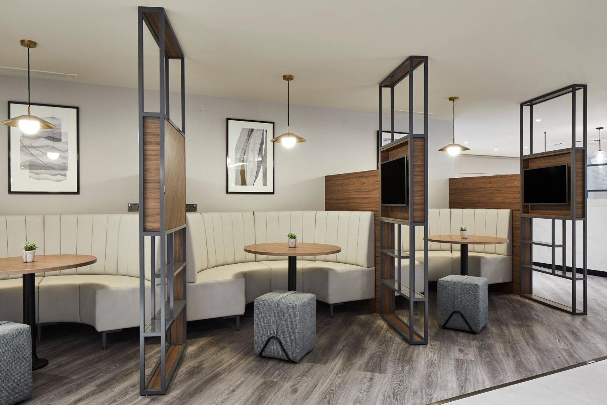 Hotel Courtyard By Marriott London Heathrow Airport